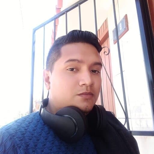 Ysacc Roncal, instructor de la academia